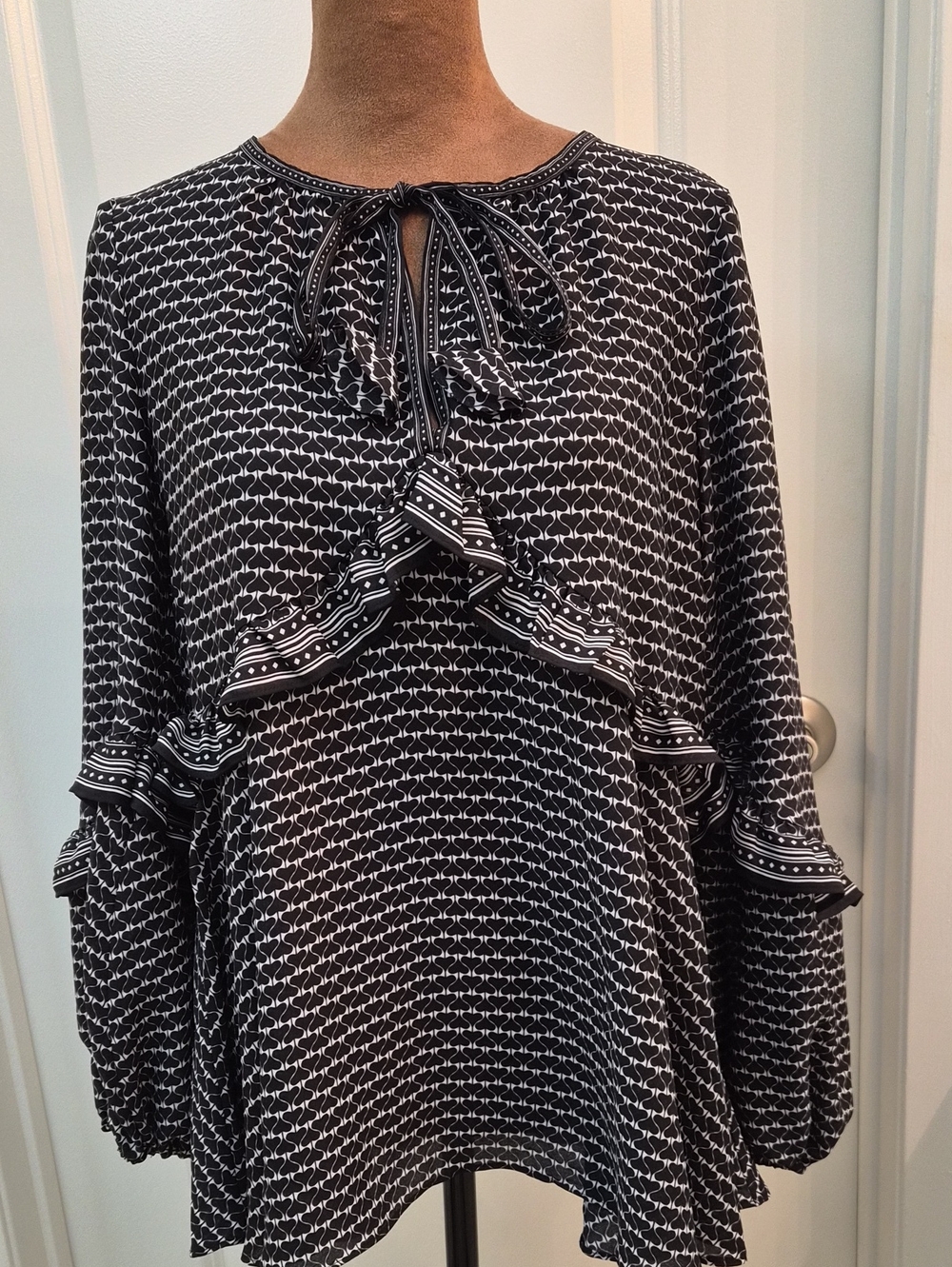 Max Studio Geometric Blouse in Black & White Size Small Like New